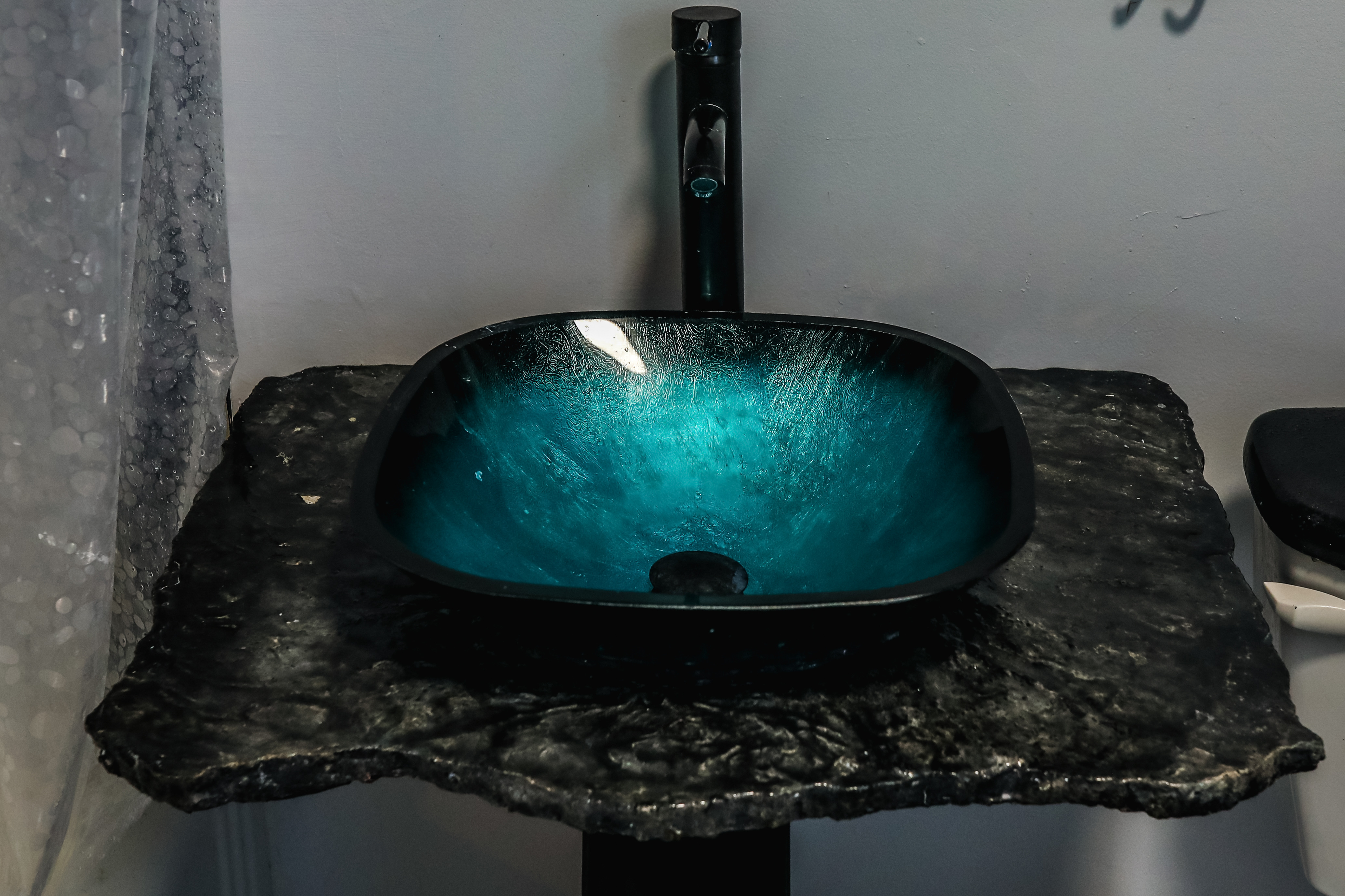 Bathroom custom concrete piece