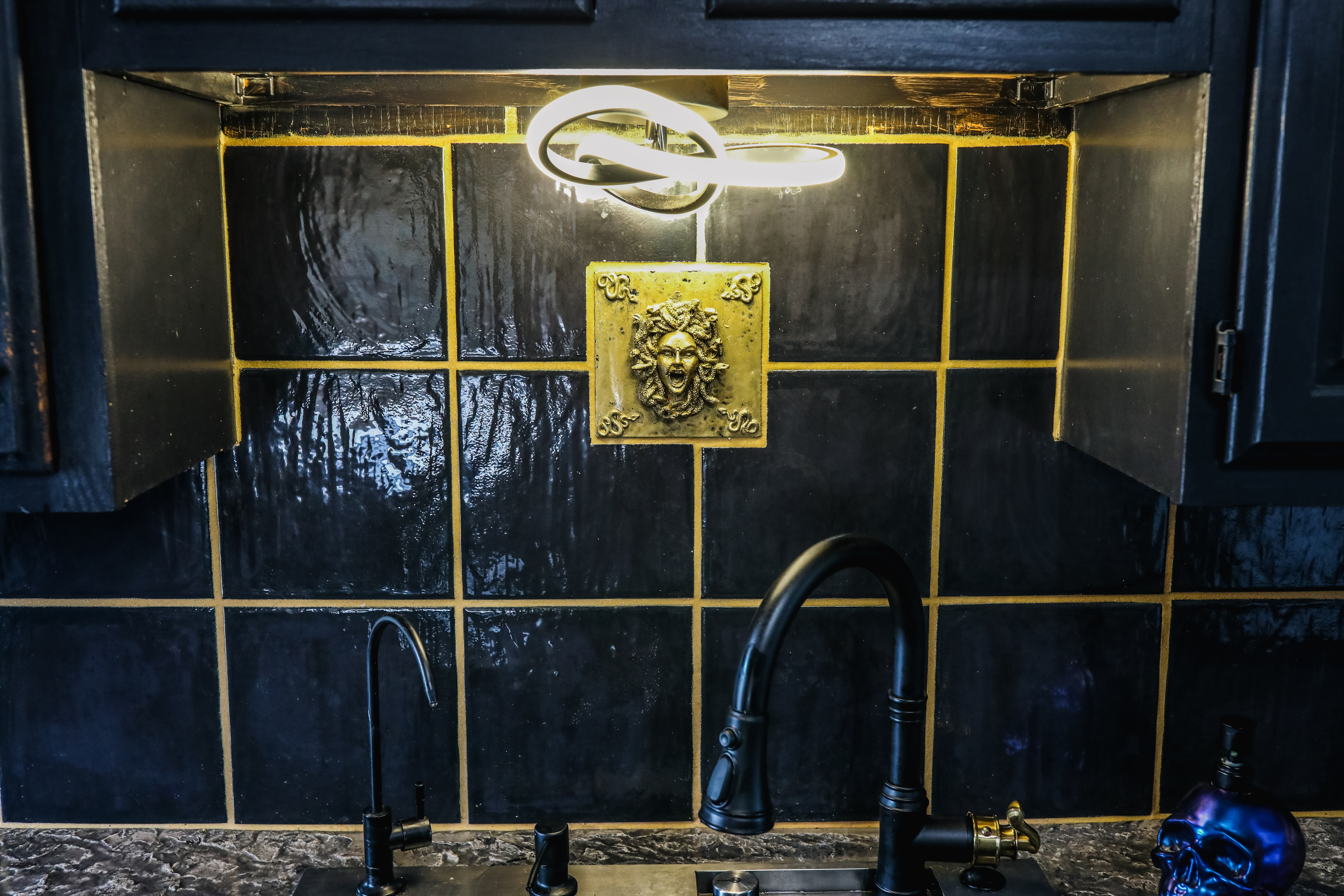 Medusa style backsplash installation