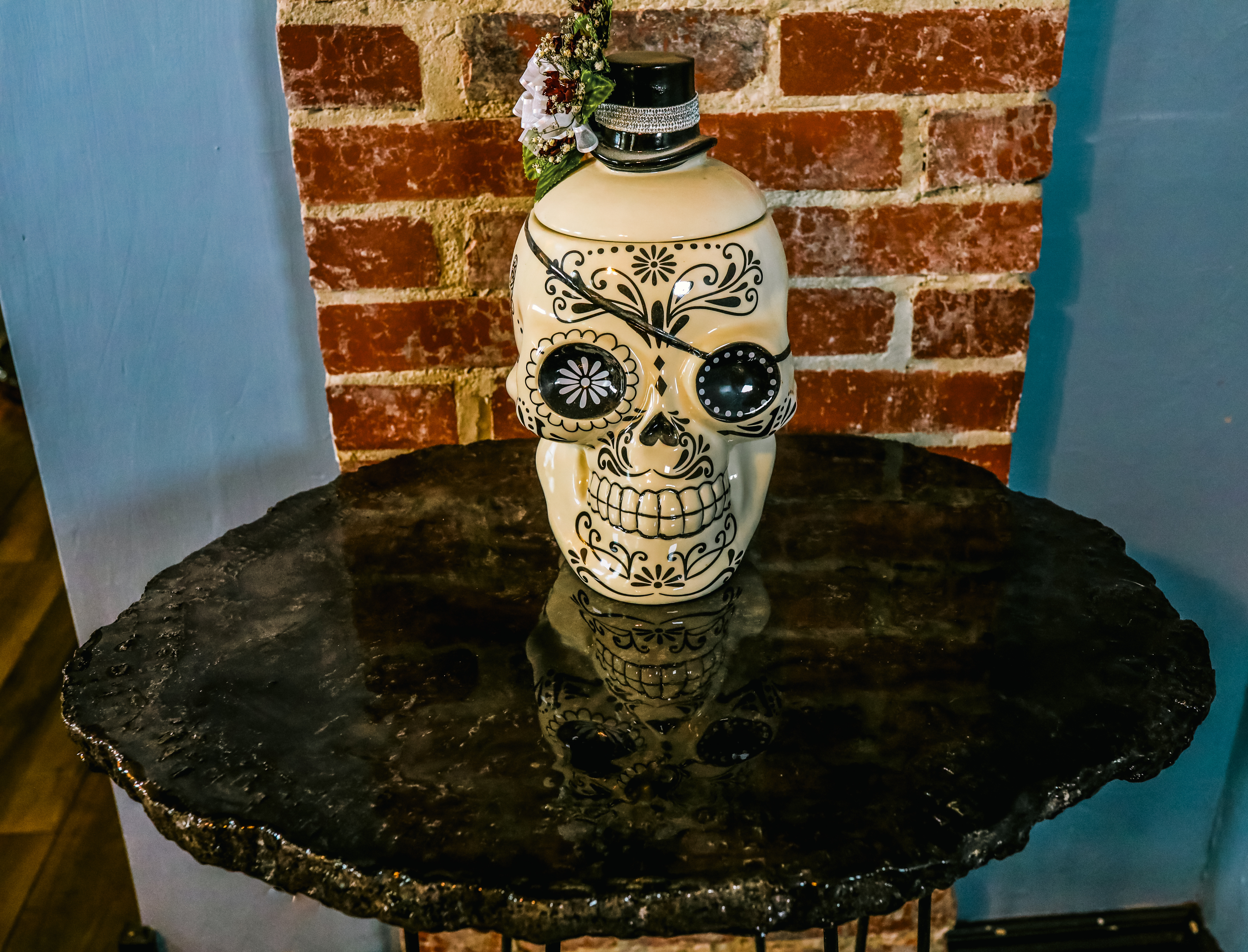 Phantom darker room view